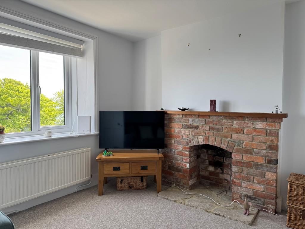 Lot: 142 - COTTAGE WITH SEA VIEWS FOR INVESTMENT OR OCCUPATION - Looking at the Living Room Towards the Front